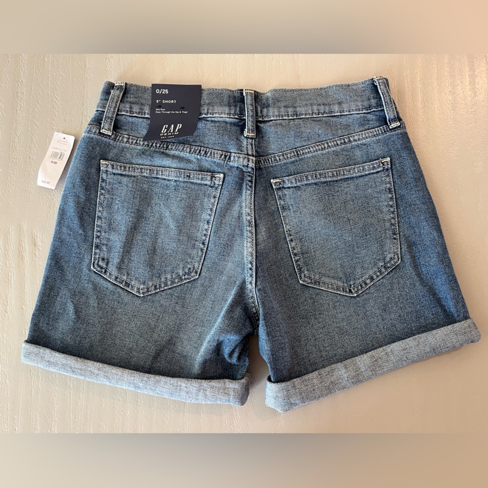 NWT GAP 5” Mid Rise Denim Shorts Rolled Hem Medium Wash 0/25 - Picture 3 of 7